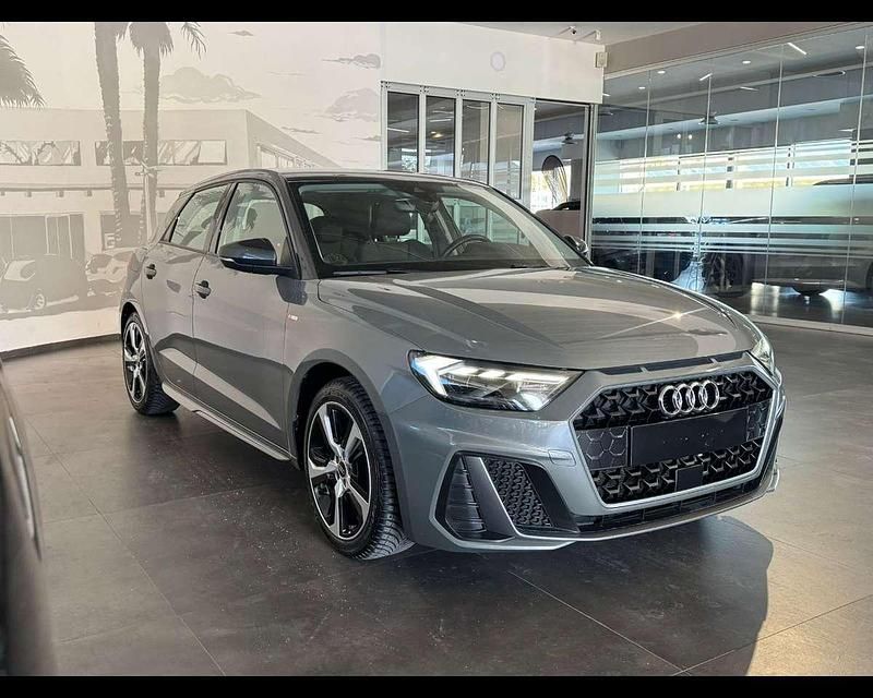Grigio Usata 2023 Audi A1 S-Line Tre volumi | 20.900 € (Ottimo prezzo) - Immagine 1/4
