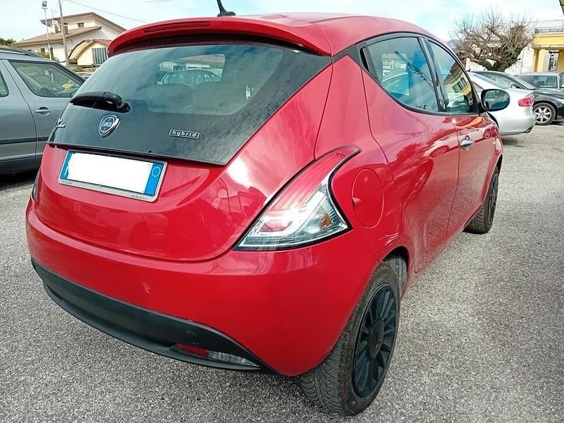 Usata Lancia Ypsilon Silver 69 CV (50 kW) 2021 Rosso Utilitaria
