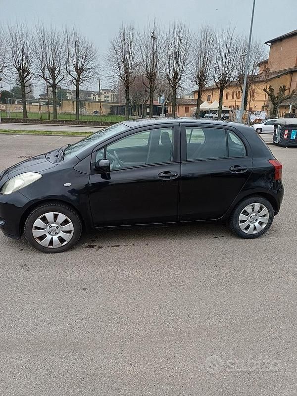 Usata Toyota Yaris 65 CV (47 kW) 2008 Nero Utilitaria