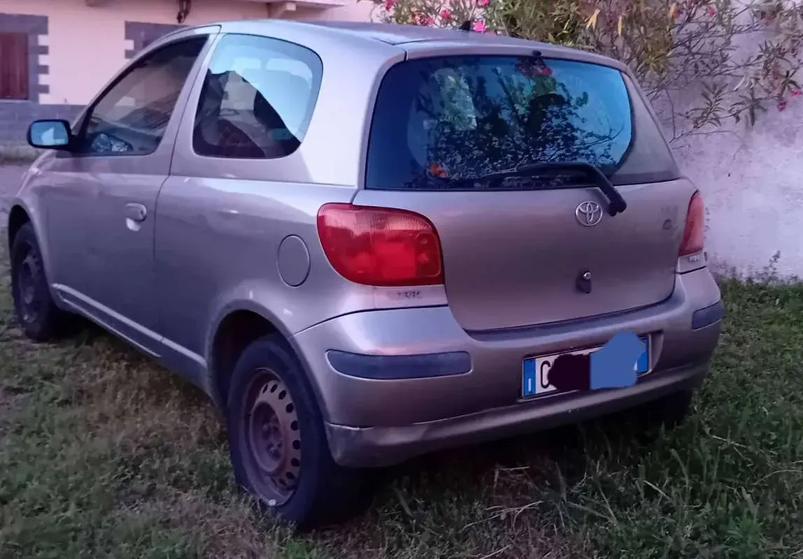 Usata Toyota Yaris 65 CV (47 kW) 2004 Grigio Utilitaria