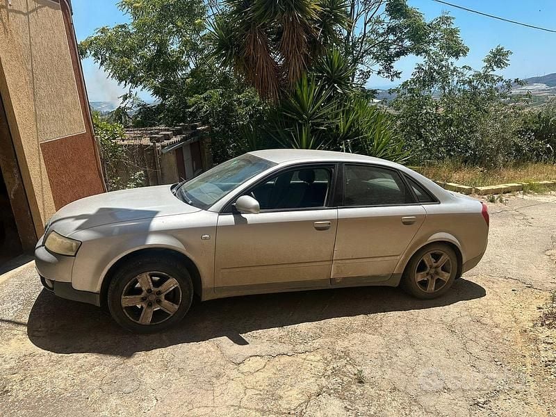 Grigio Usata 2001 Audi A4 Tre volumi | 500 € (Super prezzo) - Immagine 1/3