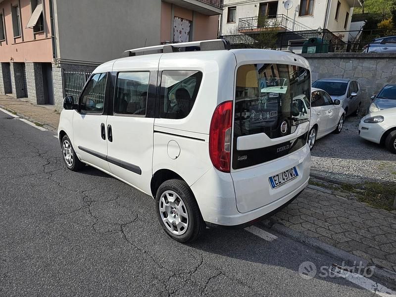 Begagnad Fiat Doblò Lounge 105 HK (77 kW) 2015 Vit Minibuss