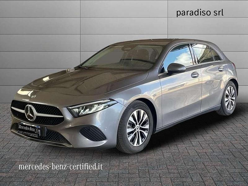 Grigio Usata 2023 Mercedes A180 Advanced Tre volumi | 30.900 € (Cara) - Immagine 1/4