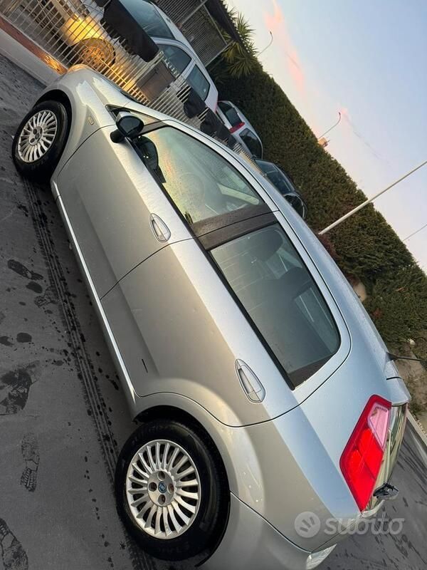 Grigio Usata 2007 Fiat Grande Punto Due volumi | 2350 € (Cara) - Immagine 1/4