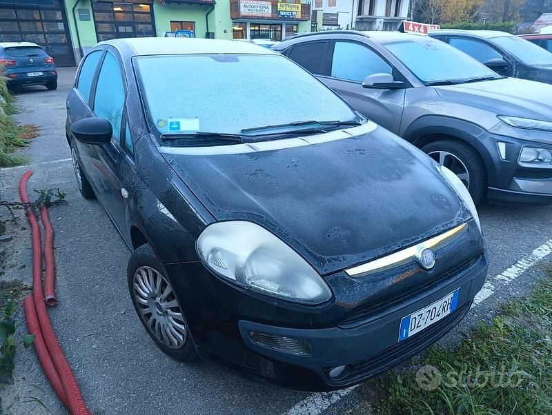 Grigio Usata 2010 Fiat Grande Punto Due volumi | 2500 € (Buon prezzo) - Immagine 1/4