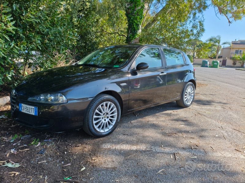 Usata 2005 Alfa Romeo 147 Due volumi | 1000 € (Super prezzo) - Immagine 1/4