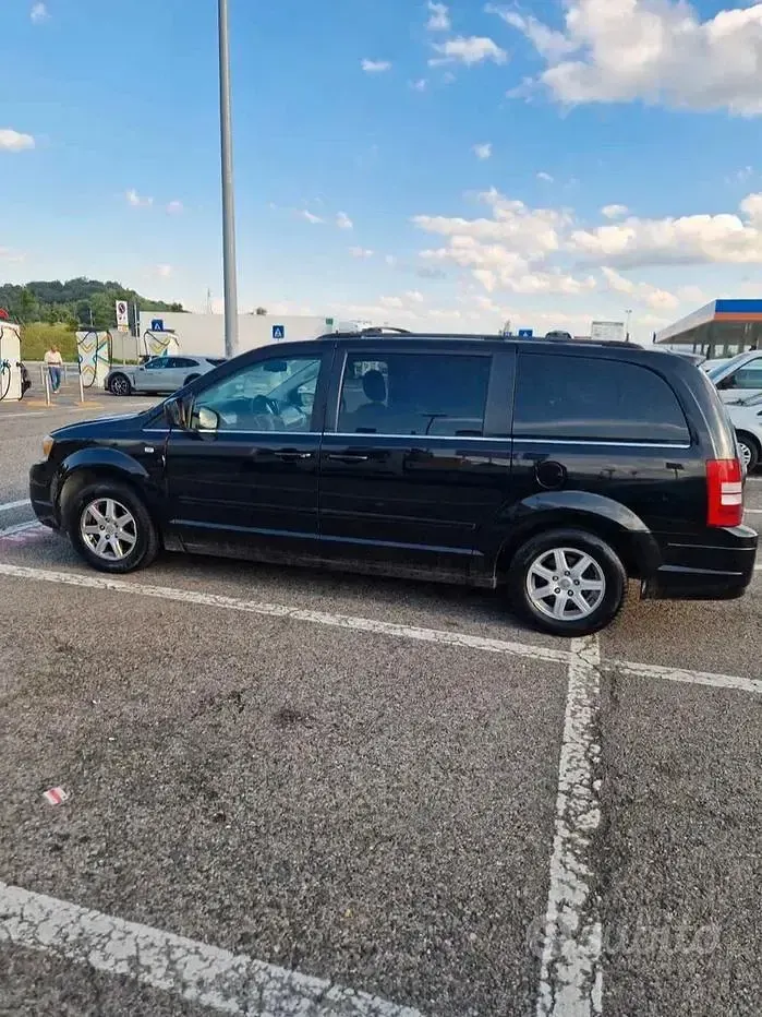 Usata Chrysler Voyager 143 CV (105 kW) 2009 Nero Monovolume