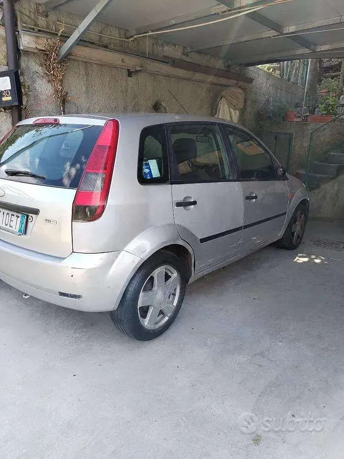 Usata Ford Fiesta 68 CV (50 kW) 2003 Grigio Utilitaria