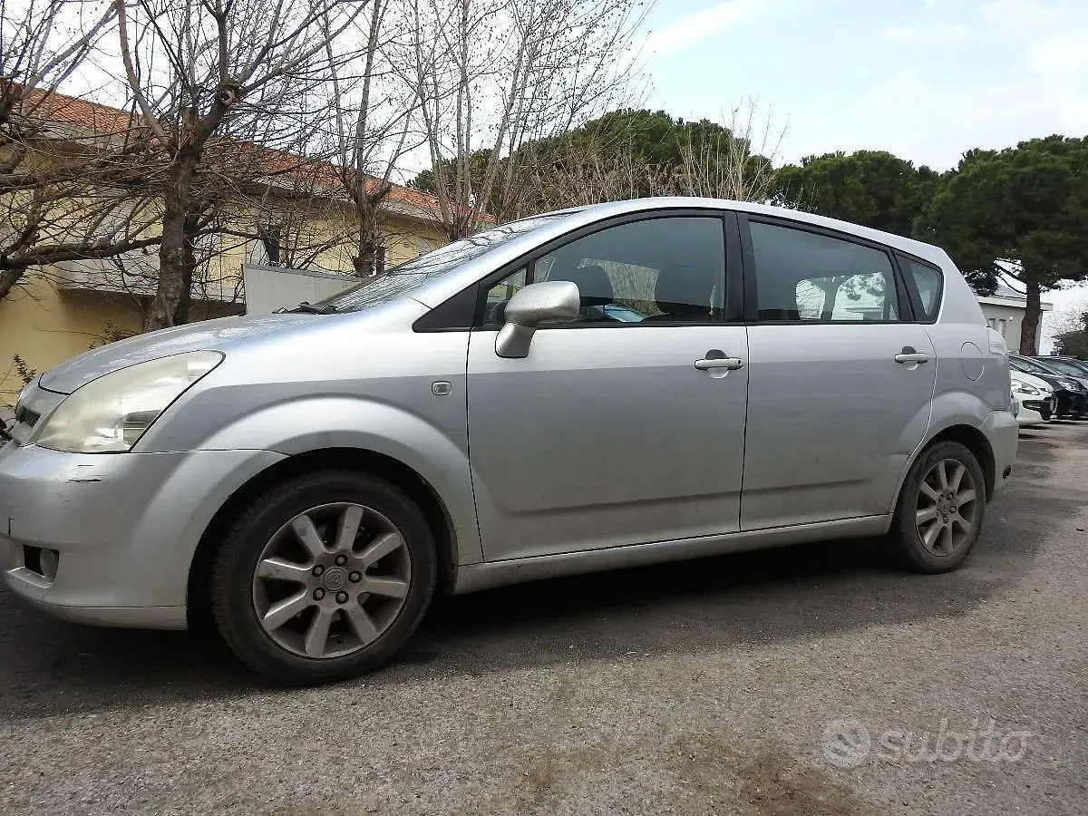 Usata Toyota Corolla Verso Sol 109 CV (80 kW) 2006 Grigio Monovolume