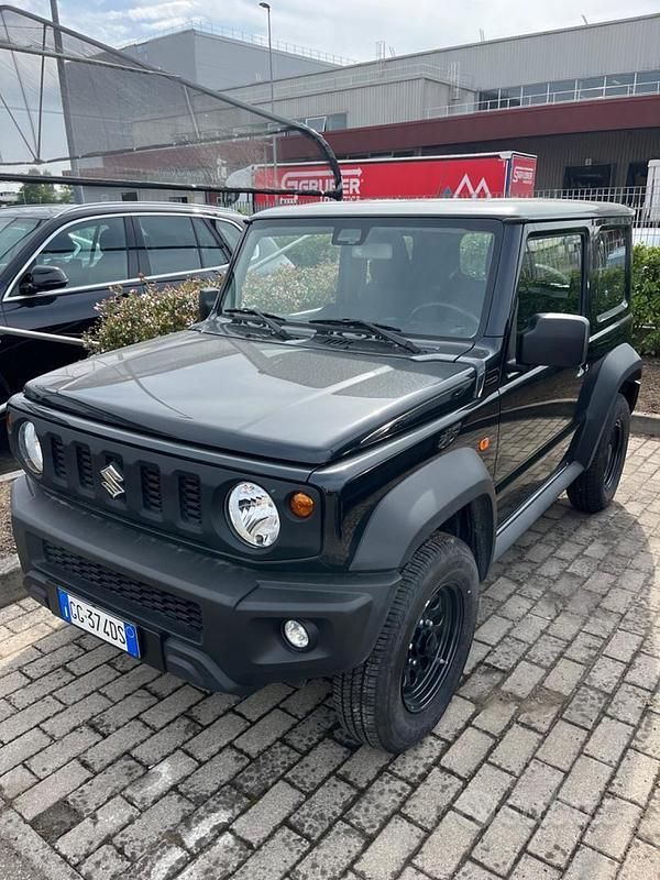 Nero Usata 2022 Suzuki Jimny SUV | 26.700 € (Buon prezzo) - Immagine 1/4