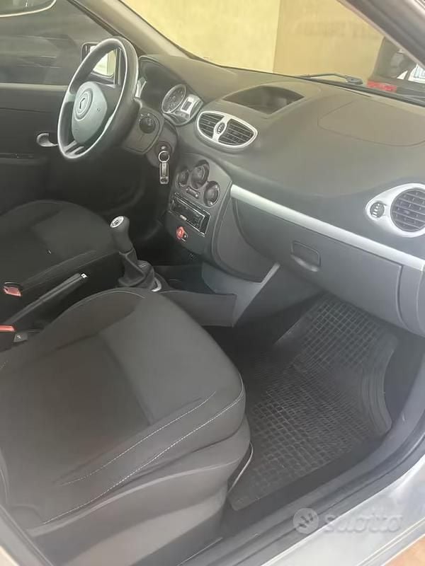 Usata Renault Clio II Dynamique 74 CV (54 kW) 2010 Grigio Berlina
