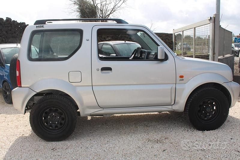 Usata Suzuki Jimny 85 CV (62 kW) 2011 Grigio SUV