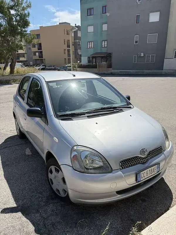 Usata Toyota Yaris 68 CV (50 kW) 2003 Argento Berlina