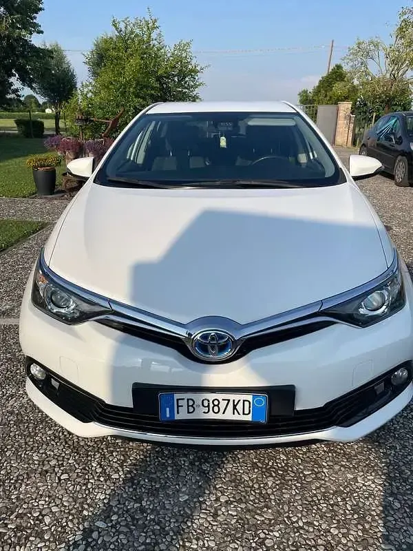 Usata Toyota Auris Hybrid Lounge 99 CV (72 kW) 2015 Bianco Berlina