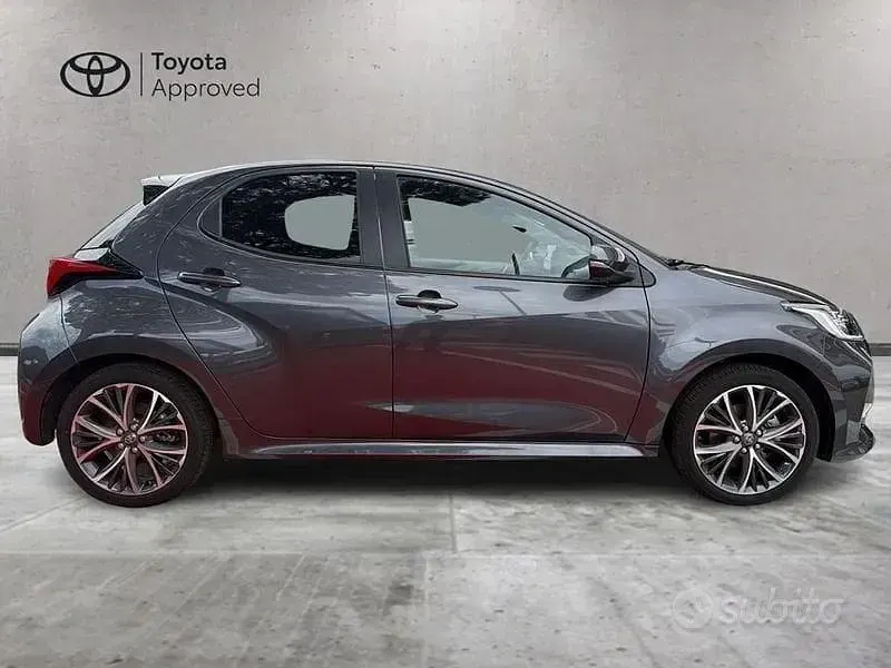 Usata Toyota Yaris Hybrid Lounge 131 CV (96 kW) 2024 Grigio Berlina