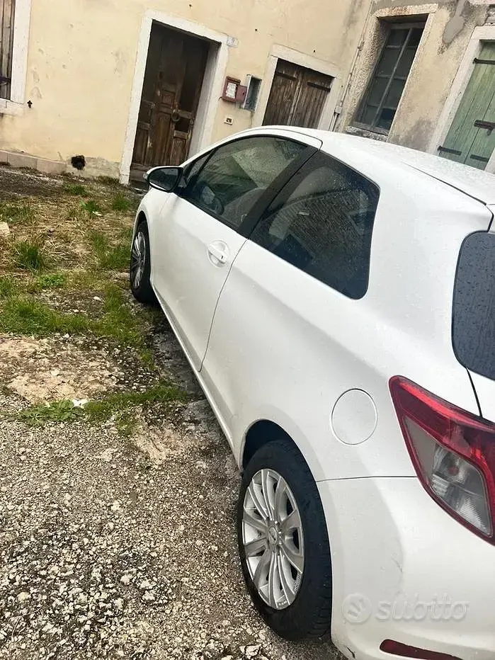 Usata Toyota Yaris 69 CV (50 kW) 2014 Bianco Utilitaria