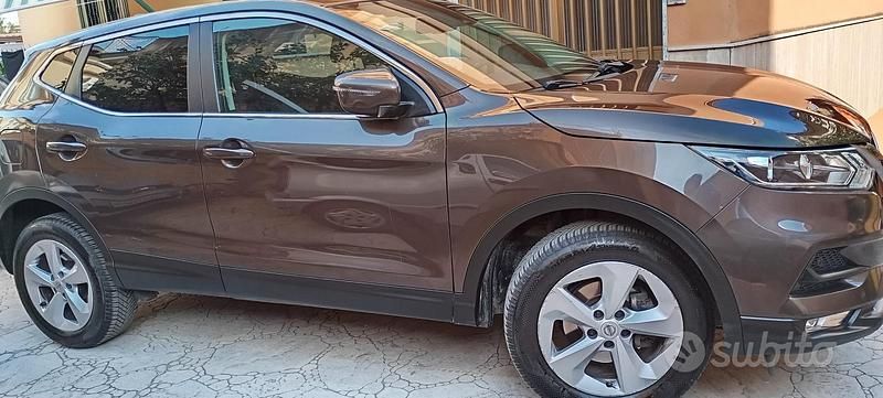 Usata Nissan Qashqai N-Connecta 110 CV (80 kW) 2017 Marrone SUV