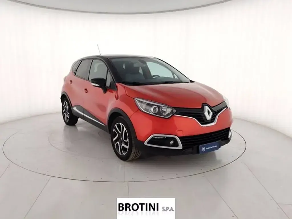 Usata Renault Captur Zen 90 CV (66 kW) 2016 Rosso metallizzato SUV