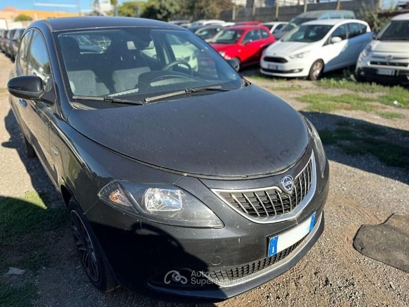 Usata Lancia Ypsilon Gold 70 CV (51 kW) 2023 Nero Utilitaria