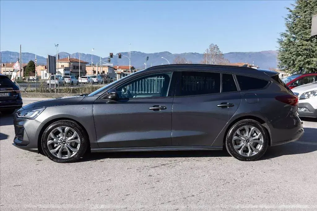 Usata Ford Focus ST-Line 125 CV (91 kW) 2022 Grigio metallizzato Station wagon