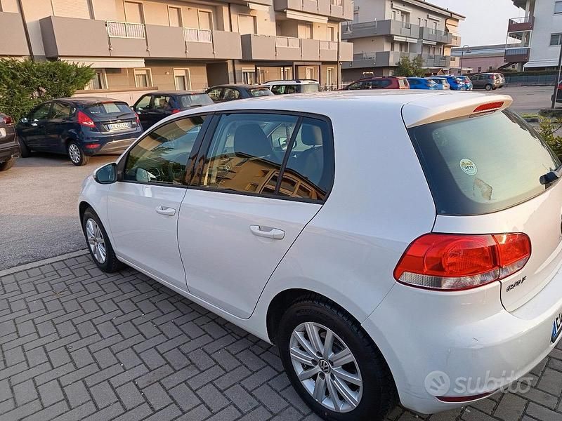 Usata VW Golf VI Comfortline 102 CV (75 kW) 2010 Bianco Utilitaria