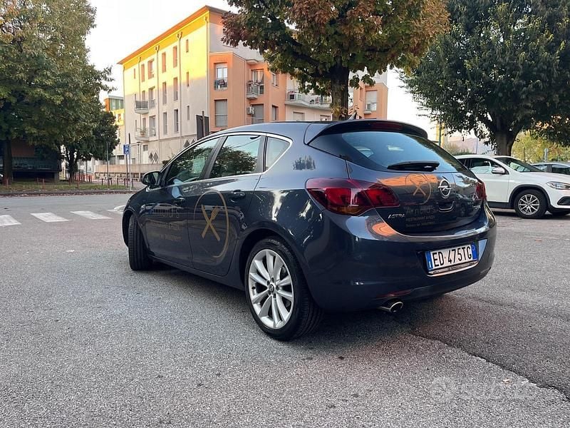 Usata Opel Astra 90 CV (66 kW) 2010 Blu Berlina