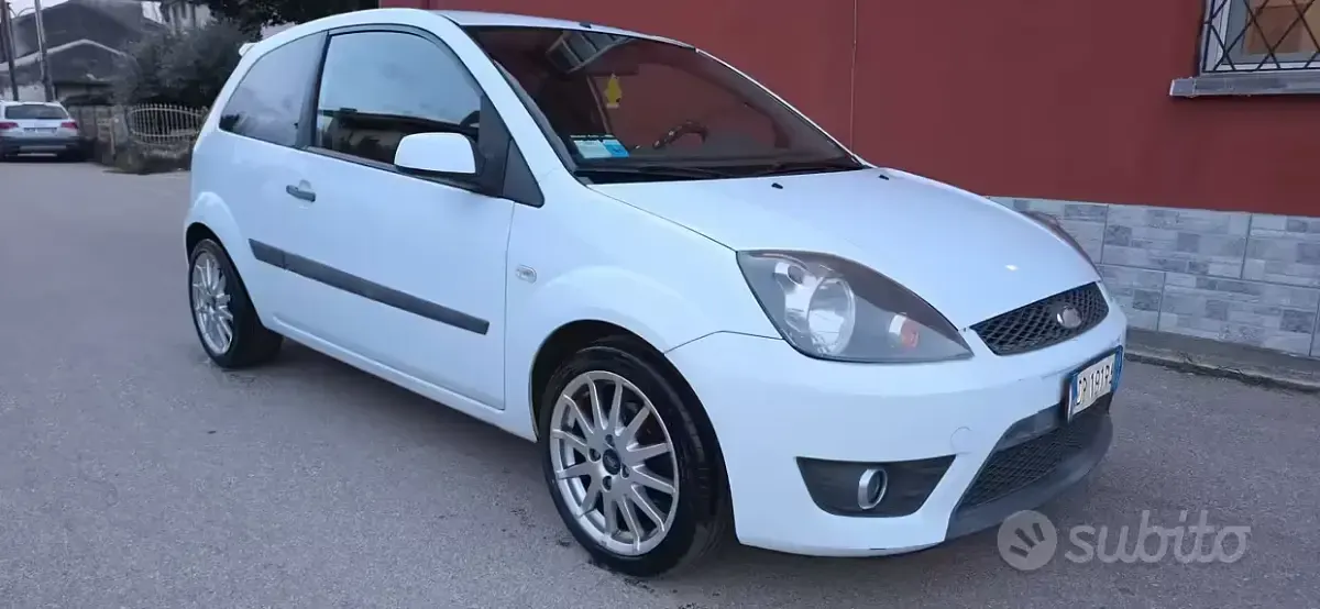 Begagnad Ford Fiesta Ghia 90 HK (66 kW) 2008 Vit Halvkombi