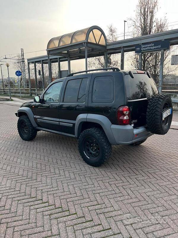 Usado Jeep Cherokee 163 CV (119 kW) 2006 Negro SUV