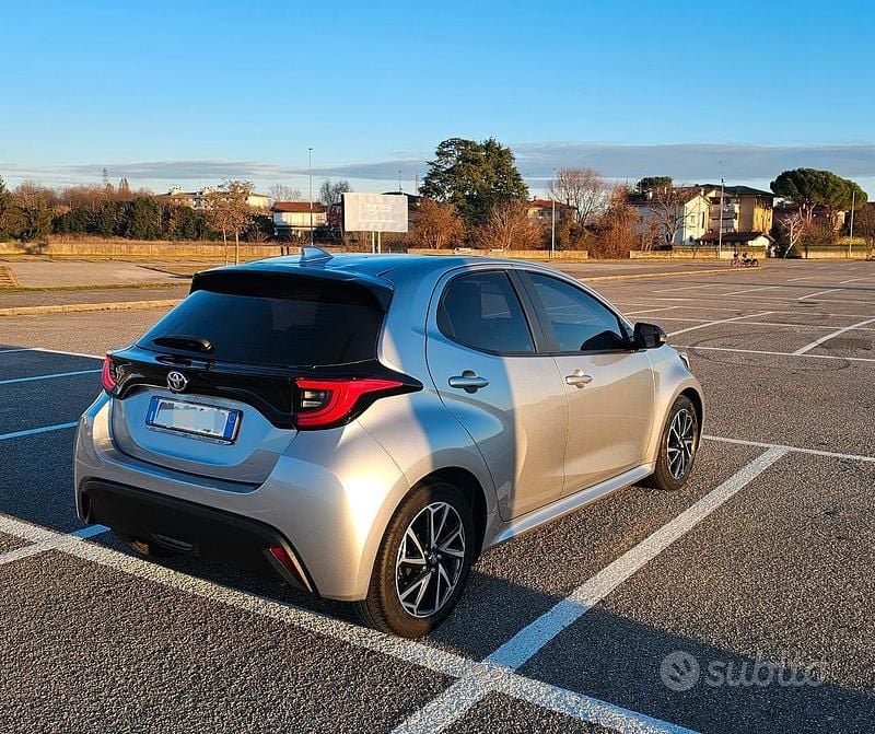 Usata Toyota Yaris 120 CV (88 kW) 2022 Grigio Utilitaria