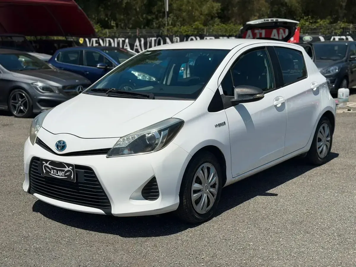 Usata Toyota Yaris Hybrid Lounge 75 CV (55 kW) 2014 Bianco Utilitaria