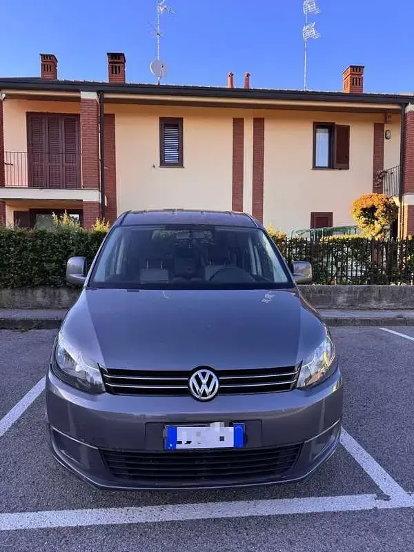 Käytetty VW Caddy 102 HP (75 kW) 2012 Tila-auto
