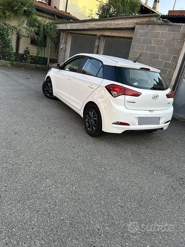 Usata Hyundai i20 84 CV (61 kW) 2017 Bianco Berlina