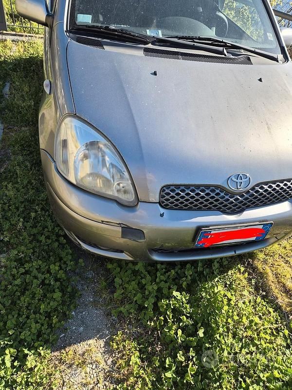 Usata Toyota Yaris 87 CV (63 kW) 2005 Grigio Berlina