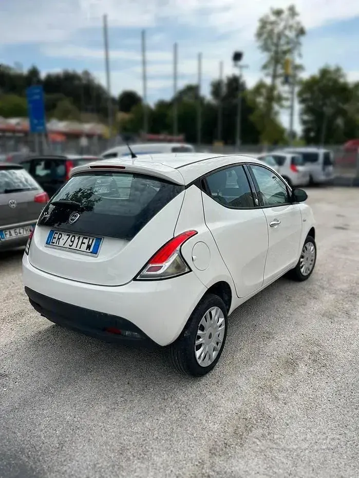 Usata Lancia Ypsilon Silver 80 CV (58 kW) 2013 Bianco Utilitaria