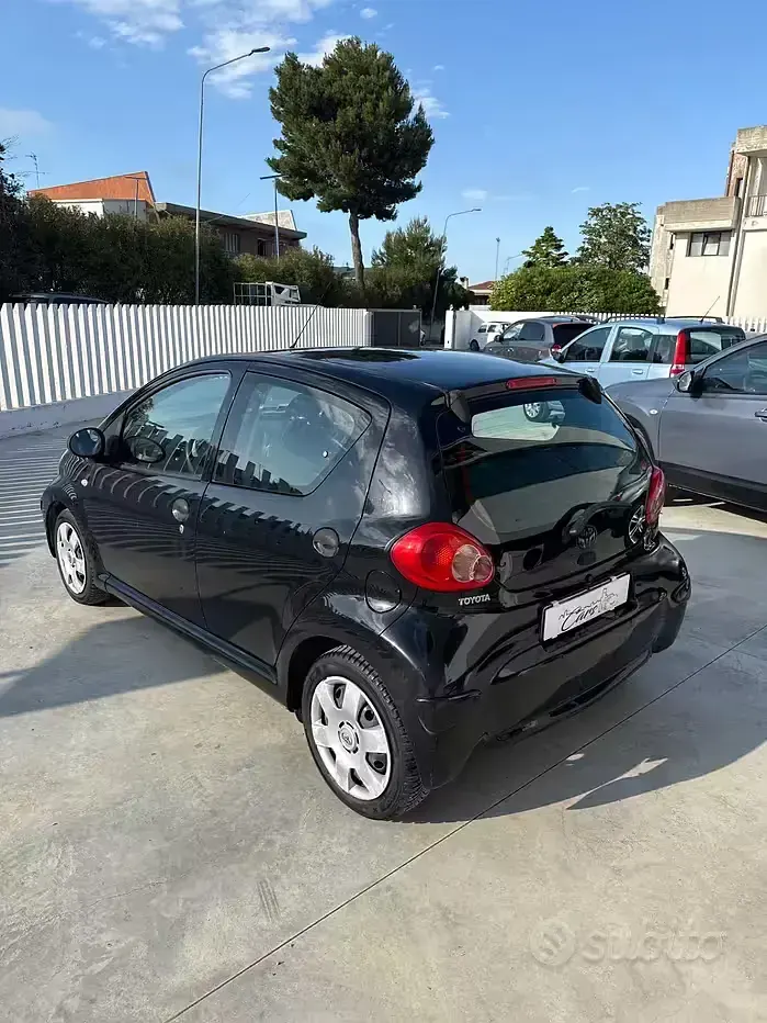 Usata Toyota Aygo 68 CV (50 kW) 2006 Nero Utilitaria