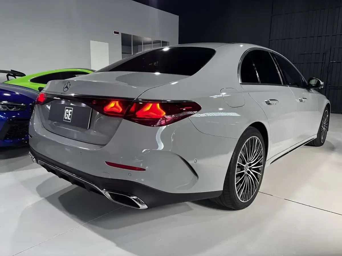 Usata Mercedes E220 AMG Line Premium Plus 197 CV (144 kW) 2023 Grigio alpi Berlina