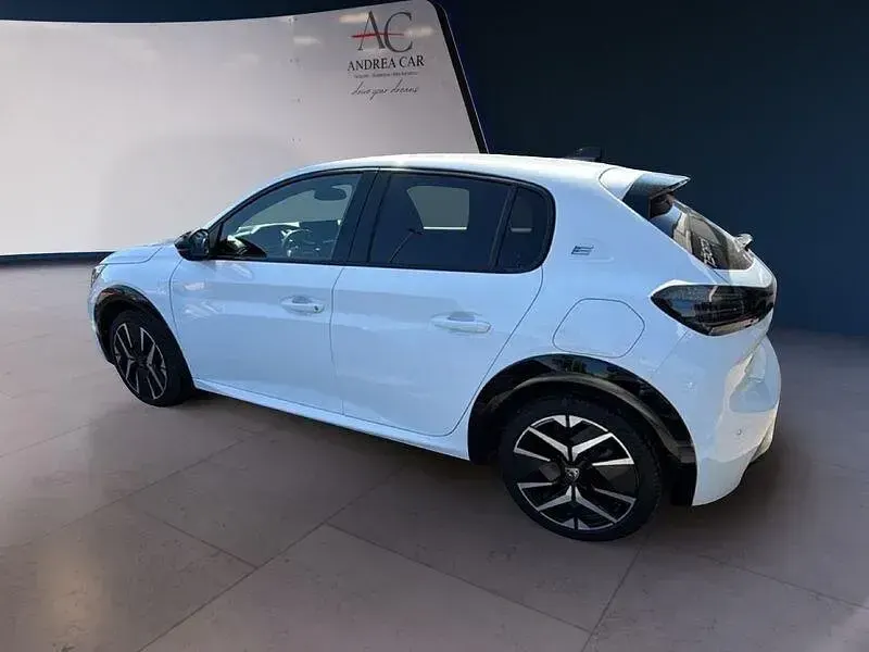 Usata Peugeot e-208 GT 114 kW (156 CV) 2024 Bianco Utilitaria