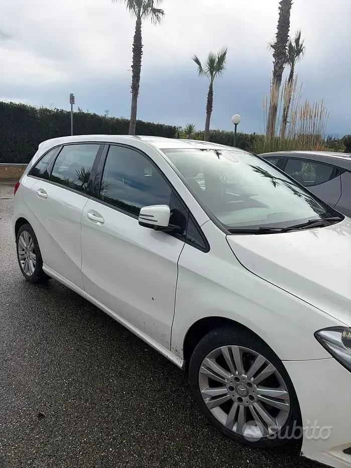 Usata Mercedes B180 90 CV (66 kW) 2013 Bianco Utilitaria