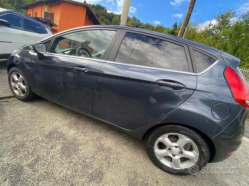 Usata Ford Fiesta Titanium 70 CV (51 kW) 2010 Grigio Utilitaria