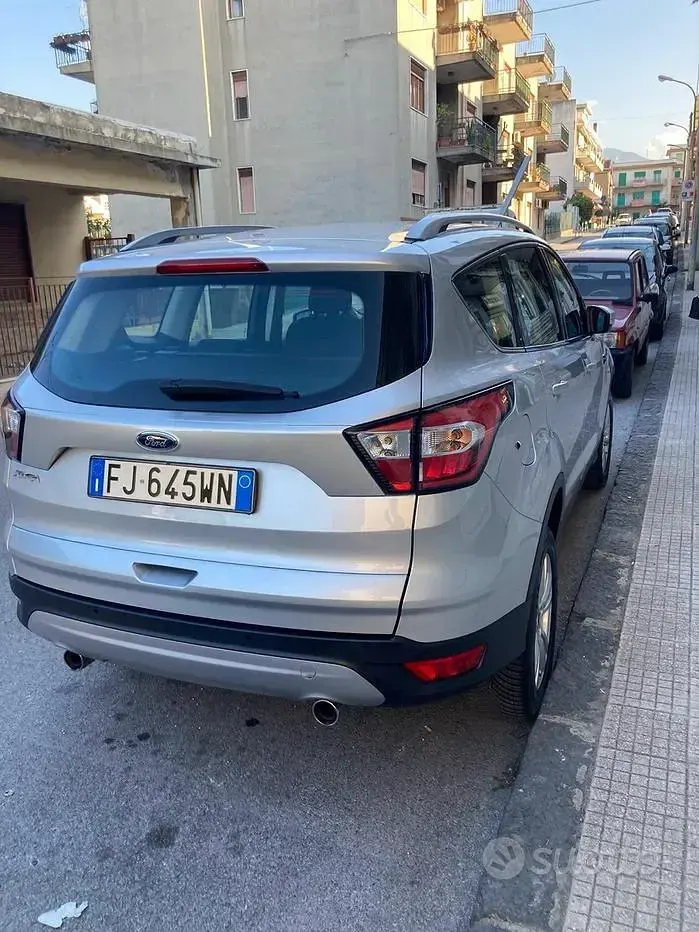 Usata Ford Kuga 120 CV (88 kW) 2017 Grigio SUV