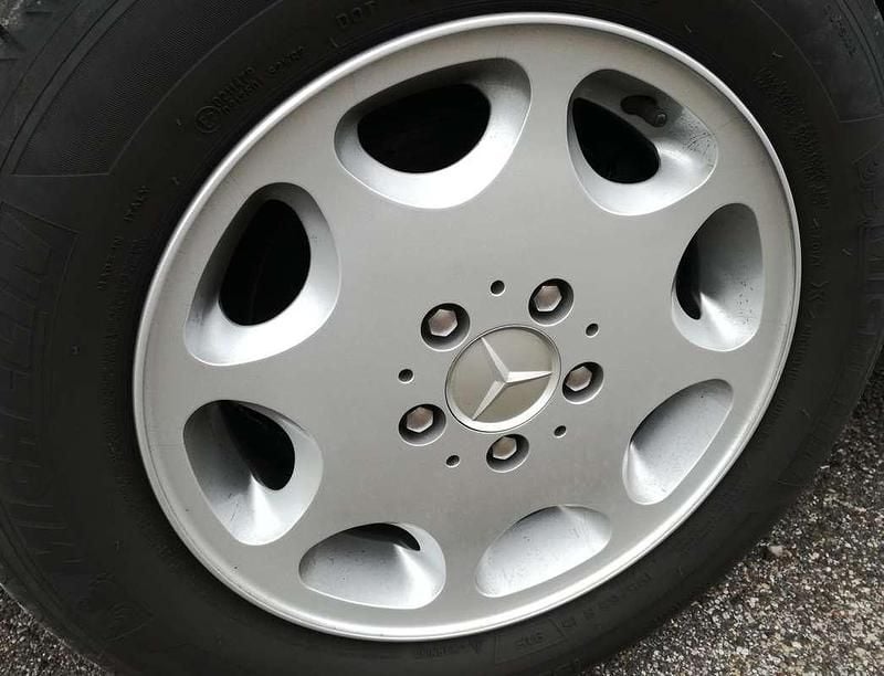 Usata Mercedes E300 150 CV (110 kW) 1992 Blu/azzurro Berlina