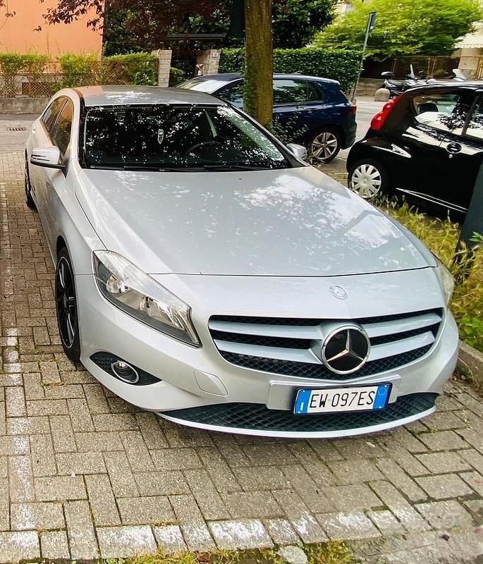 Usata Mercedes A180 109 CV (80 kW) 2014 Grigio Berlina