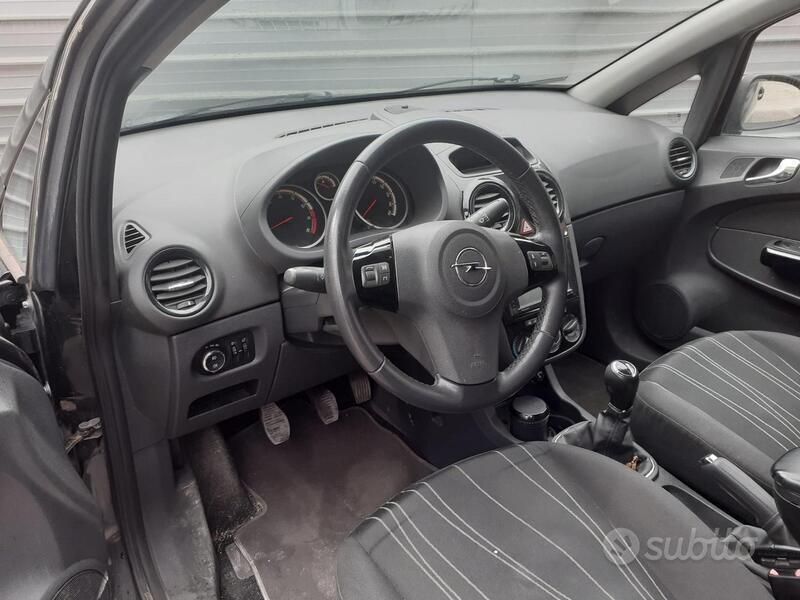 Usata Opel Corsa 85 CV (62 kW) 2010 Nero Utilitaria