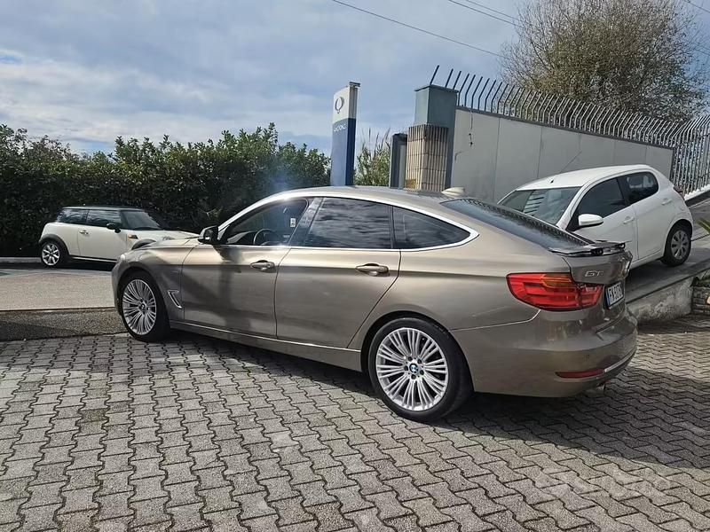 Usata BMW 318 Luxury Line 142 CV (104 kW) 2014 Marrone Berlina