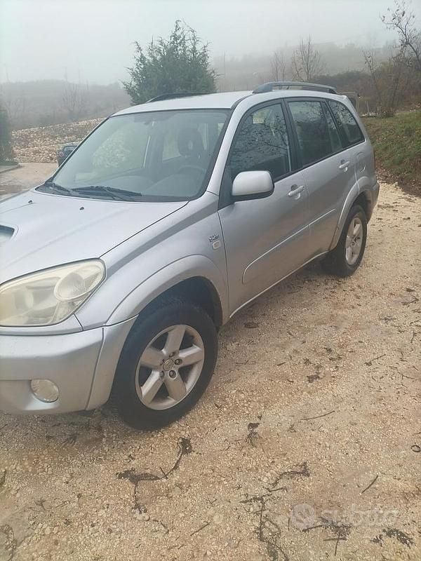 Usata Toyota RAV4 116 CV (85 kW) 2005 Grigio SUV