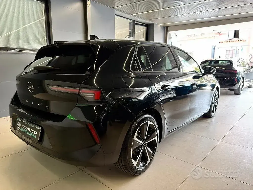 Usata Opel Astra Elegance 131 CV (96 kW) 2024 Nero Utilitaria