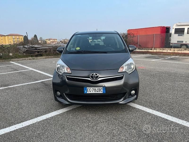 Gebraucht Toyota Verso-S Active 99 PS (72 kW) 2011 Grau Van / Kleinbus