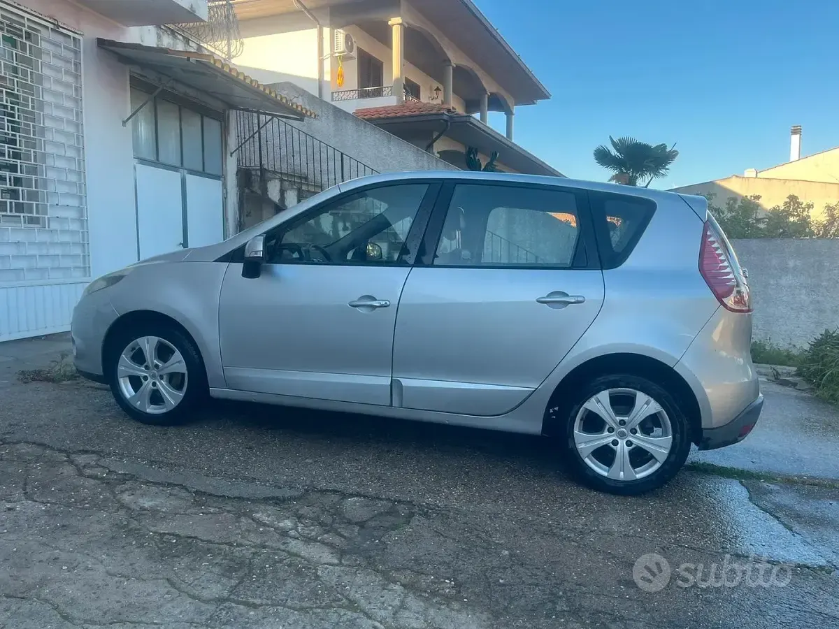 Usata Renault Scenic E-Tech XMOD 131 CV (96 kW) 2011 Grigio Monovolume