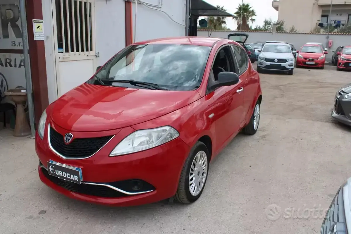 Usata Lancia Ypsilon Gold 95 CV (69 kW) 2017 Rosso Utilitaria