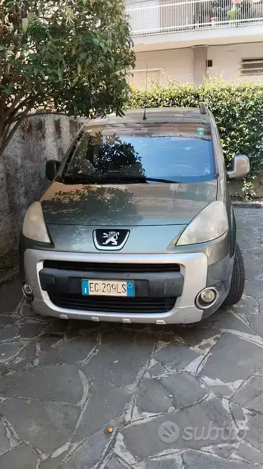 Usata Peugeot Partner Outdoor 112 CV (82 kW) 2011 Verde Monovolume